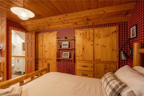 Bedroom - 40153 Lakeview Dr, Big Bear Lake, CA 92315 photo 8 of 10
