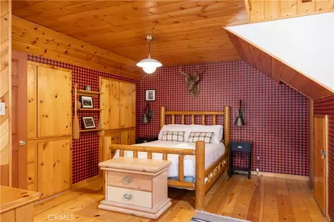 Bedroom - 40153 Lakeview Dr, Big Bear Lake, CA 92315 photo 7 of 10
