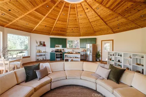 721 Chillon Dr, Crestline, CA 92325