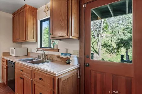 Kitchen - 29278 Pine Dr, Cedar Glen, CA 92321 photo 3 of 4