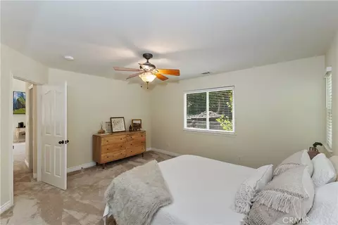 Bedroom - 28589 Shenandoah Dr, Lake Arrowhead, CA 92352 photo 5 of 7
