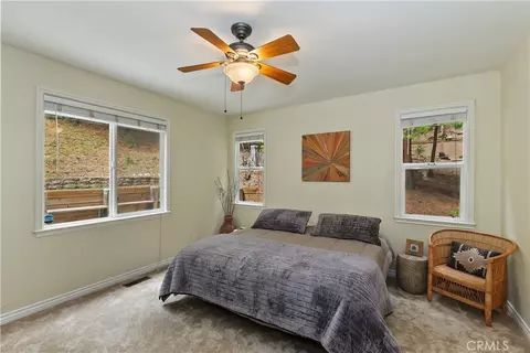 Bedroom - 28589 Shenandoah Dr, Lake Arrowhead, CA 92352 photo 2 of 7
