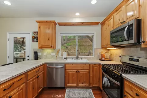 Kitchen - 28589 Shenandoah Dr, Lake Arrowhead, CA 92352 photo 3 of 3
