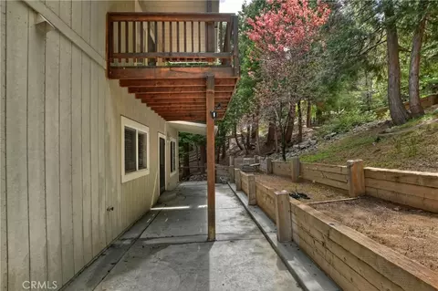 Exterior - 28589 Shenandoah Dr, Lake Arrowhead, CA 92352 photo 5 of 11