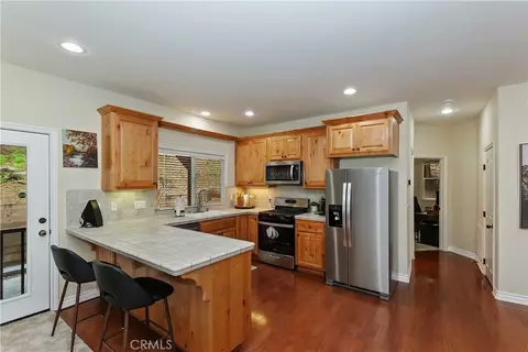 Kitchen - 28589 Shenandoah Dr, Lake Arrowhead, CA 92352 photo 1 of 3