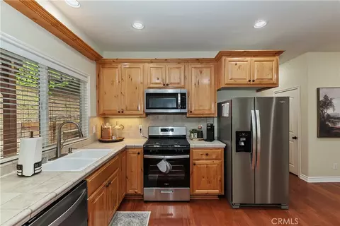 Kitchen - 28589 Shenandoah Dr, Lake Arrowhead, CA 92352 photo 2 of 3