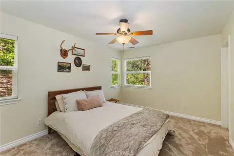 Bedroom - 28589 Shenandoah Dr, Lake Arrowhead, CA 92352 photo 6 of 7