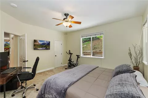 Bedroom - 28589 Shenandoah Dr, Lake Arrowhead, CA 92352 photo 3 of 7