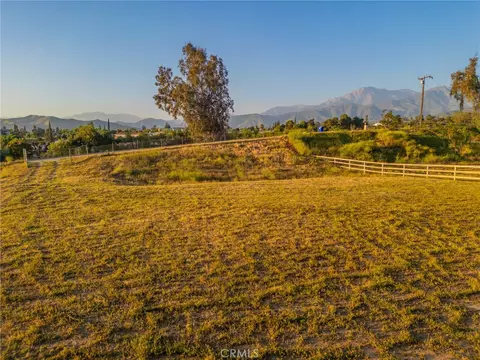 34077 5th Pl, Yucaipa, CA 92399 photo 8