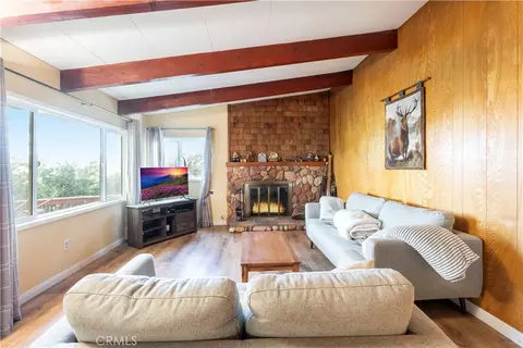 797 Chateau Dr, Crestline, CA 92325
