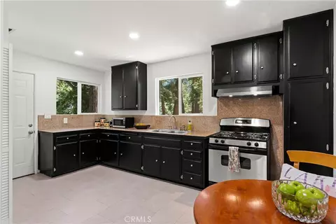 Kitchen - 27917 Squirrel Ln, Lake Arrowhead, CA 92352 photo 1 of 3