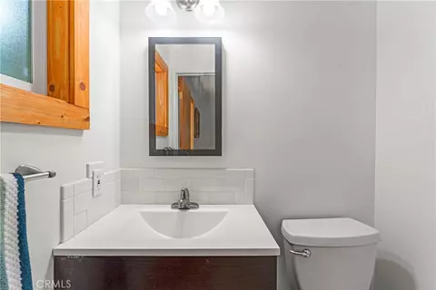 Bath - 27917 Squirrel Ln, Lake Arrowhead, CA 92352 photo 1 of 2