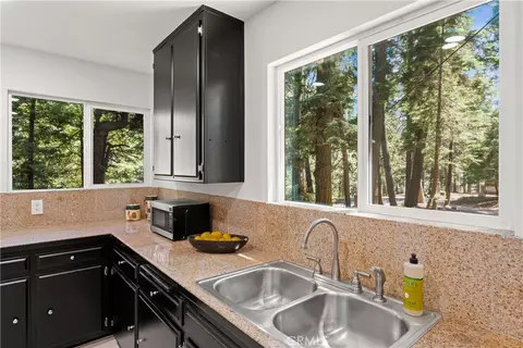 Kitchen - 27917 Squirrel Ln, Lake Arrowhead, CA 92352 photo 2 of 3