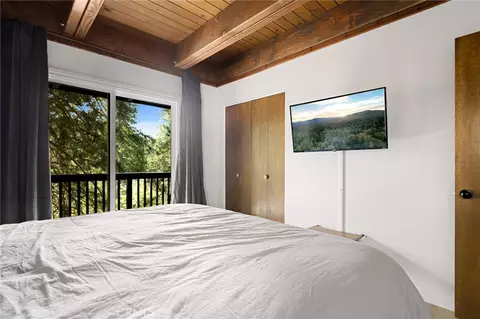 Bedroom - 350 S Fairway Dr, Lake Arrowhead, CA 92352 photo 3 of 9