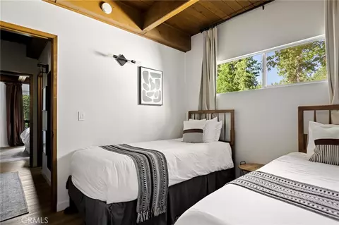 Bedroom - 350 S Fairway Dr, Lake Arrowhead, CA 92352 photo 6 of 9