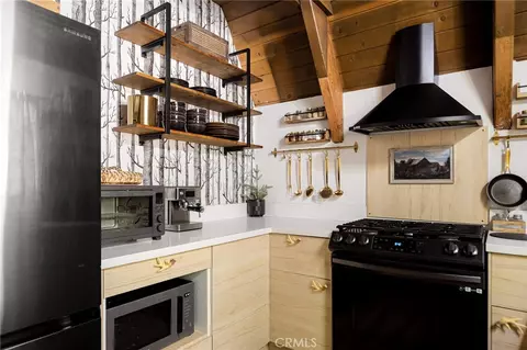 Kitchen - 350 S Fairway Dr, Lake Arrowhead, CA 92352 photo 2 of 3