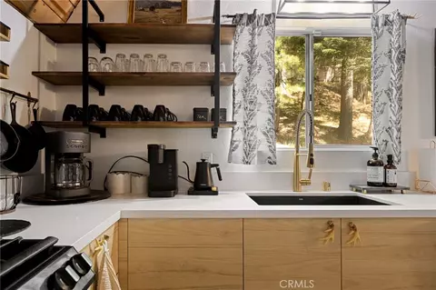 Kitchen - 350 S Fairway Dr, Lake Arrowhead, CA 92352 photo 3 of 3