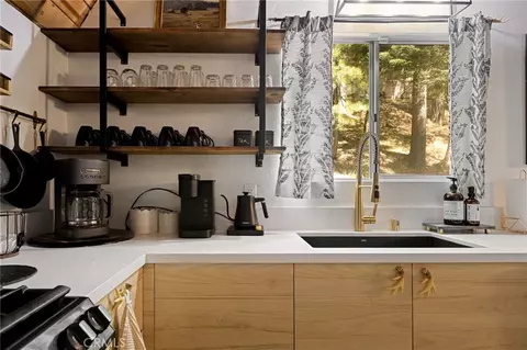 Kitchen - 350 S Fairway Dr, Lake Arrowhead, CA 92352 photo 3 of 3