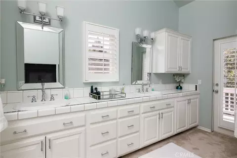 Bath - 28575 Manitoba Dr, Lake Arrowhead, CA 92352 photo 5 of 6
