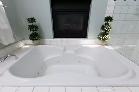 Bath - 28575 Manitoba Dr, Lake Arrowhead, CA 92352 photo 4 of 6
