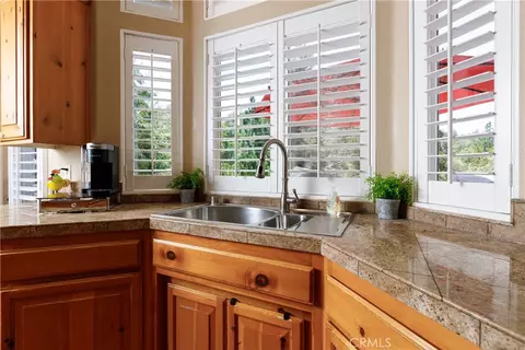 Kitchen - 28575 Manitoba Dr, Lake Arrowhead, CA 92352 photo 2 of 3