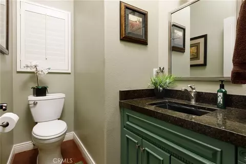 Bath - 28575 Manitoba Dr, Lake Arrowhead, CA 92352 photo 1 of 6