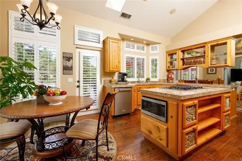 Kitchen - 28575 Manitoba Dr, Lake Arrowhead, CA 92352 photo 1 of 3