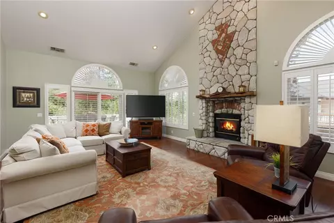 Living - 28575 Manitoba Dr, Lake Arrowhead, CA 92352 photo 2 of 2