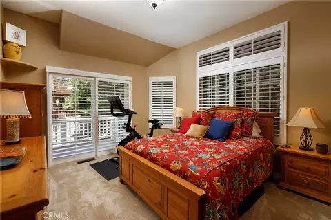 Bedroom - 28575 Manitoba Dr, Lake Arrowhead, CA 92352 photo 2 of 3