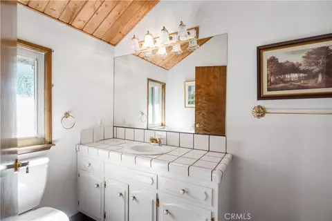 Bath - 28992 Banff Dr, Lake Arrowhead, CA 92352 photo 2 of 3