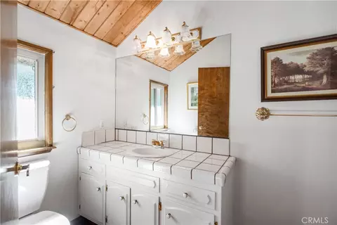 Bath - 28992 Banff Dr, Lake Arrowhead, CA 92352 photo 2 of 3