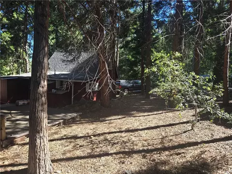 Exterior - 25035 Moon Dr, Crestline, CA 92325 photo 4 of 5