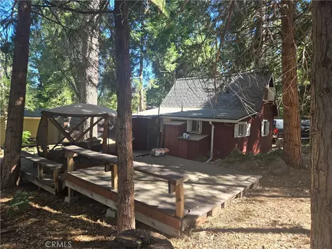 Exterior - 25035 Moon Dr, Crestline, CA 92325 photo 3 of 5