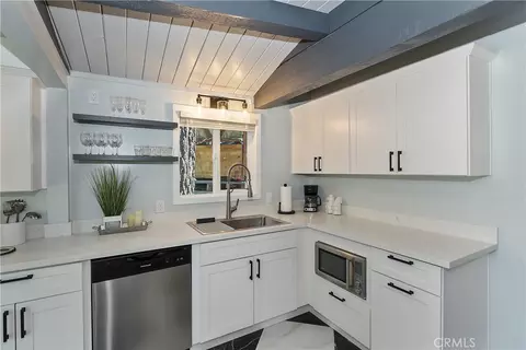 Kitchen - 580 Lucerne Dr, Big Bear Lake, CA 92315 photo 3 of 6