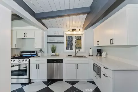 Kitchen - 580 Lucerne Dr, Big Bear Lake, CA 92315 photo 2 of 6