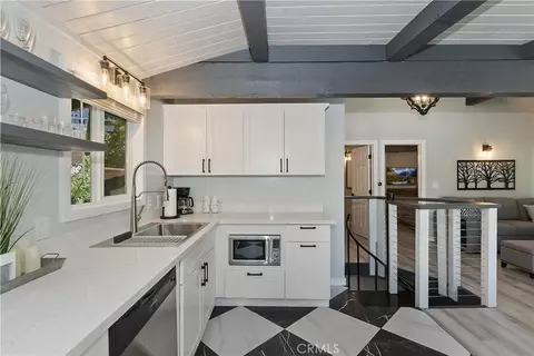 Kitchen - 580 Lucerne Dr, Big Bear Lake, CA 92315 photo 4 of 6