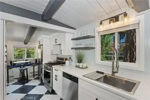 Kitchen - 580 Lucerne Dr, Big Bear Lake, CA 92315 photo 5 of 6