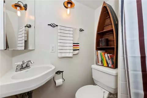 Bath - 714 Blue Jay Canyon Rd, Blue Jay, CA 92317 photo 1 of 1