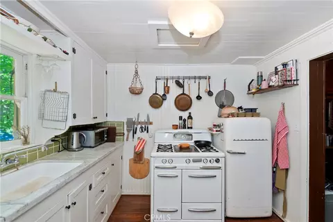 Kitchen - 714 Blue Jay Canyon Rd, Blue Jay, CA 92317 photo 3 of 3
