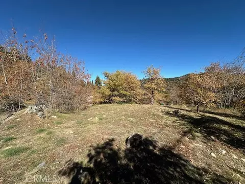 2379 Chicago Dr, Running Springs, CA 92382 photo 2