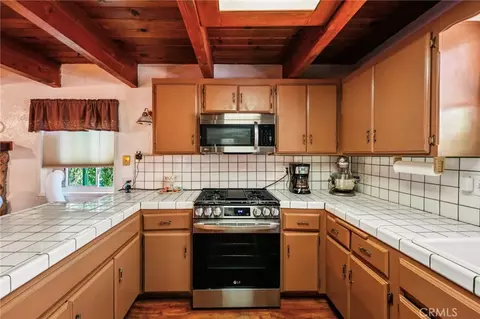 Kitchen - 463 Delle Dr, Crestline, CA 92325 photo 2 of 2