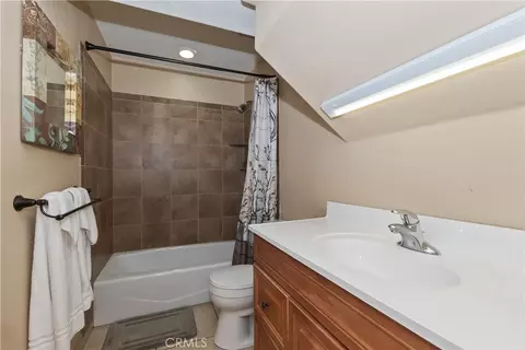 Bath - 494 Lakeview Ct, Big Bear Lake, CA 92315 photo 3 of 5