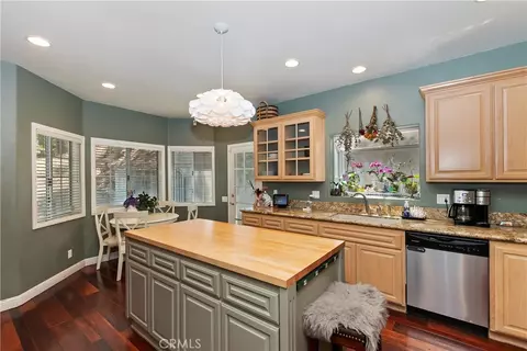 Kitchen - 26746 Oakmont Dr, Lake Arrowhead, CA 92352 photo 1 of 3