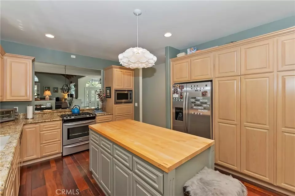 Kitchen - 26746 Oakmont Dr, Lake Arrowhead, CA 92352 photo 2 of 3