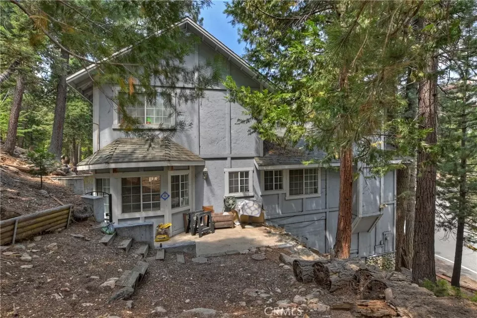 Exterior - 26746 Oakmont Dr, Lake Arrowhead, CA 92352 photo 7 of 12