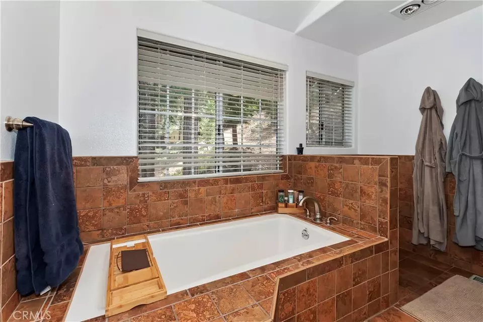 Bath - 26746 Oakmont Dr, Lake Arrowhead, CA 92352 photo 2 of 6