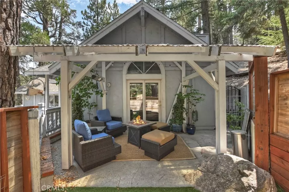 Exterior - 26746 Oakmont Dr, Lake Arrowhead, CA 92352 photo 3 of 12