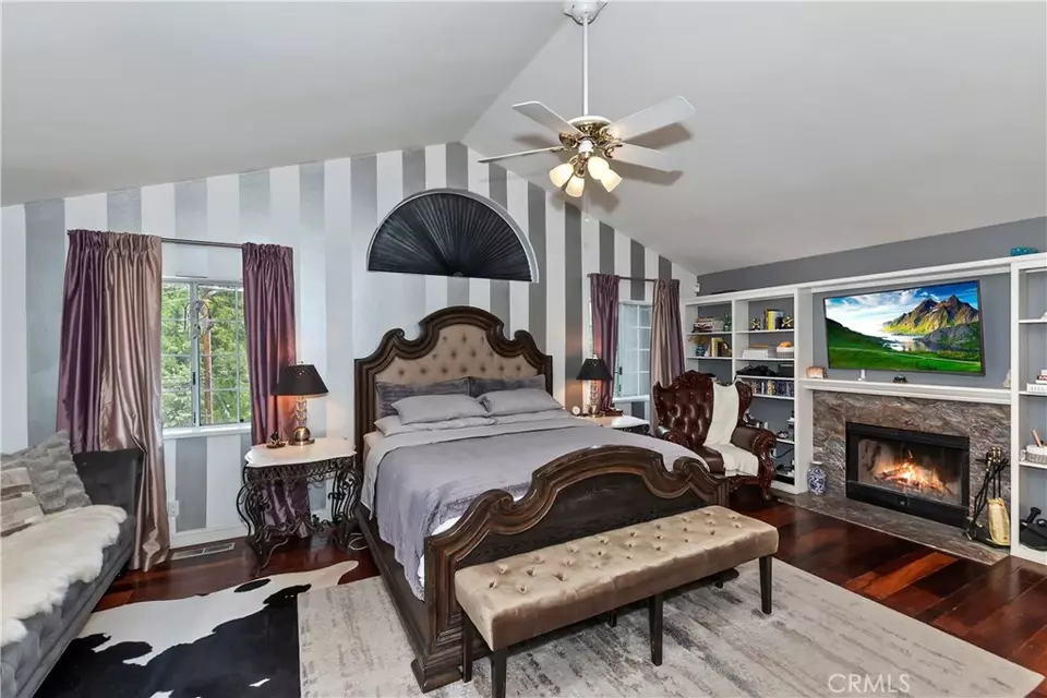 Bedroom - 26746 Oakmont Dr, Lake Arrowhead, CA 92352 photo 1 of 7