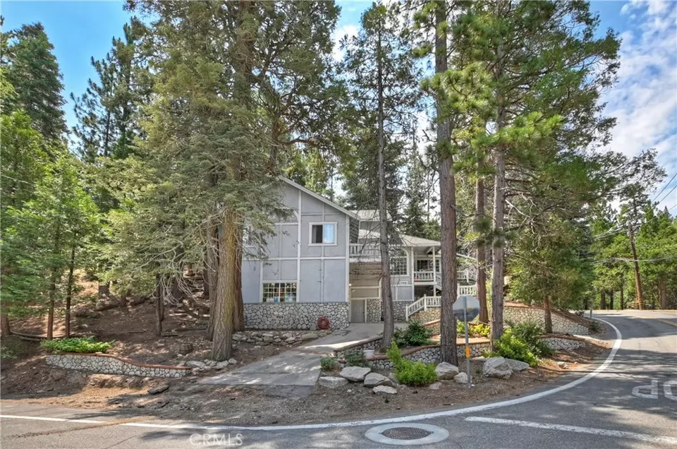 Exterior - 26746 Oakmont Dr, Lake Arrowhead, CA 92352 photo 10 of 12