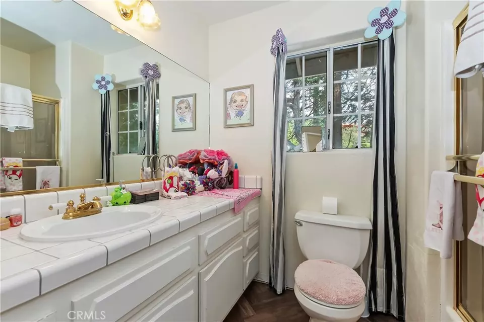 Bath - 26746 Oakmont Dr, Lake Arrowhead, CA 92352 photo 6 of 6